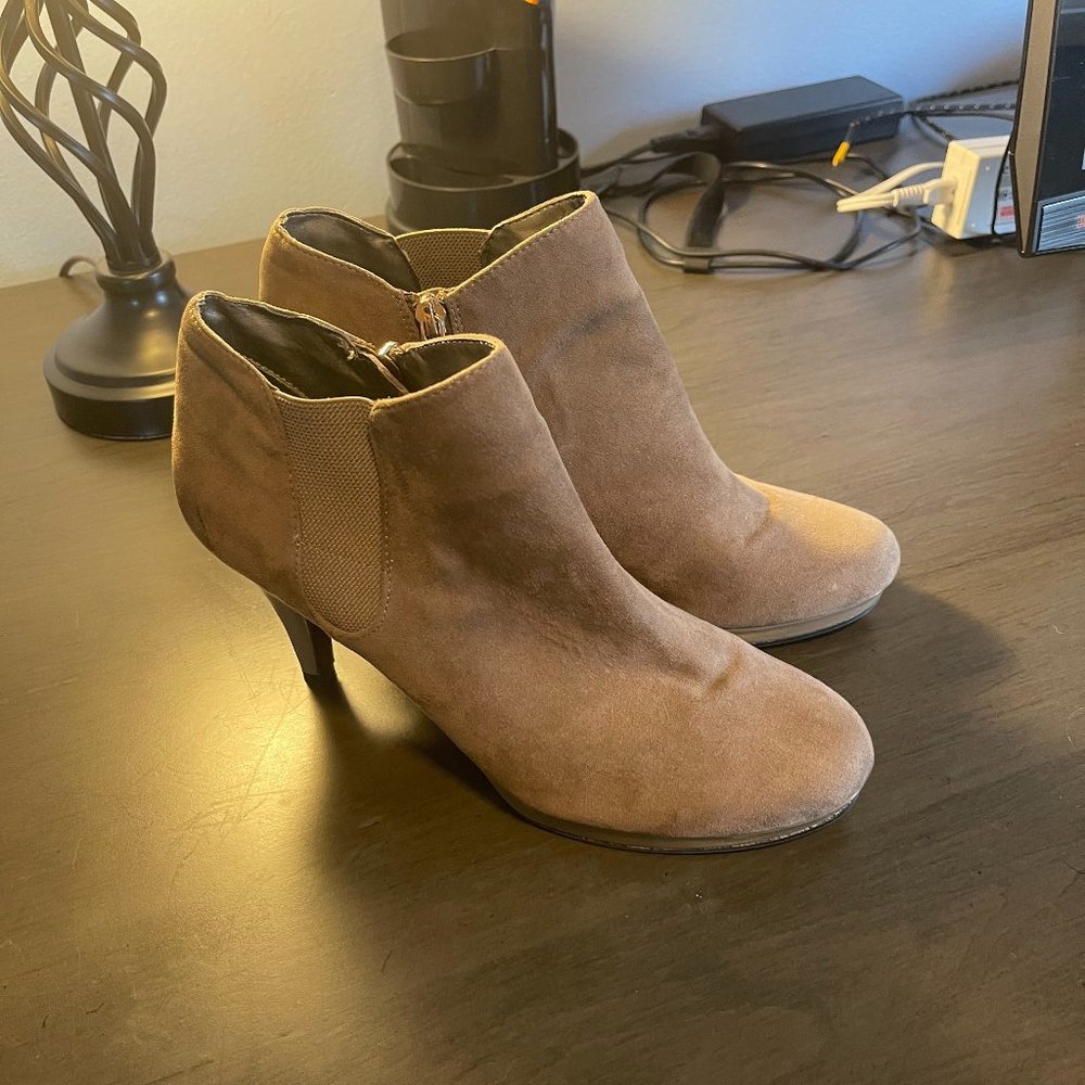 Bandolino heels, tan, Size 9.5